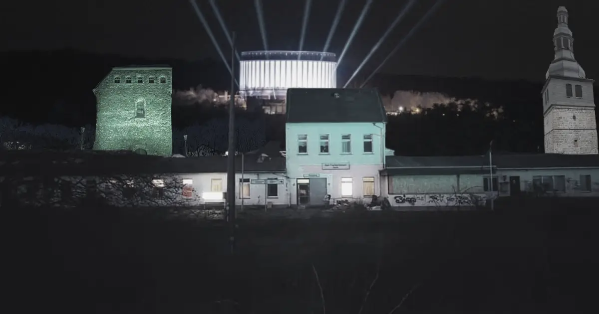Nachtaufnahme von Bad Frankenhausen mit Lichtern und elektronischer Musikszene