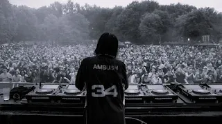 Clara Cuvé an den Turntables