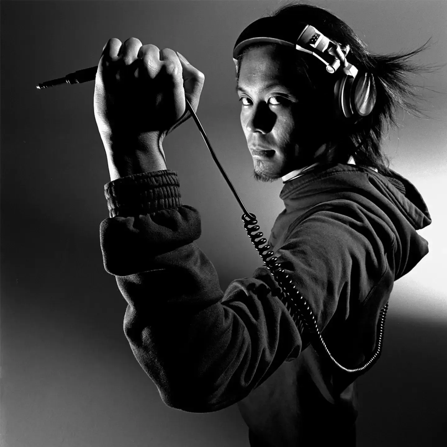 Japanischer DJ an den Decks