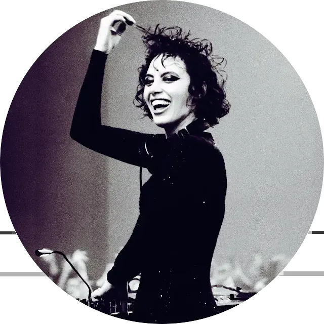 Sara Landry an den Decks