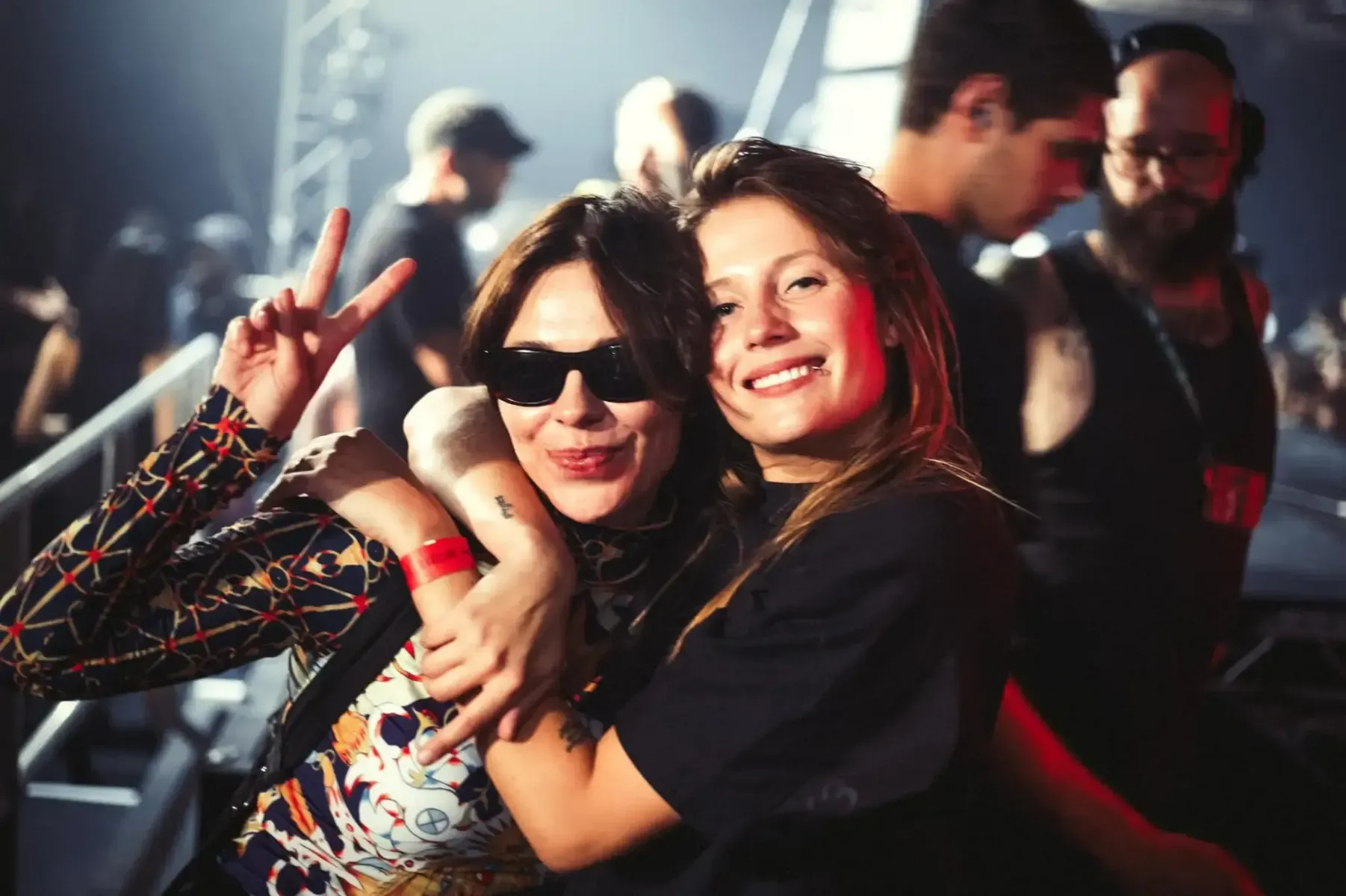 Weibliche DJ vor einer tanzenden Menge