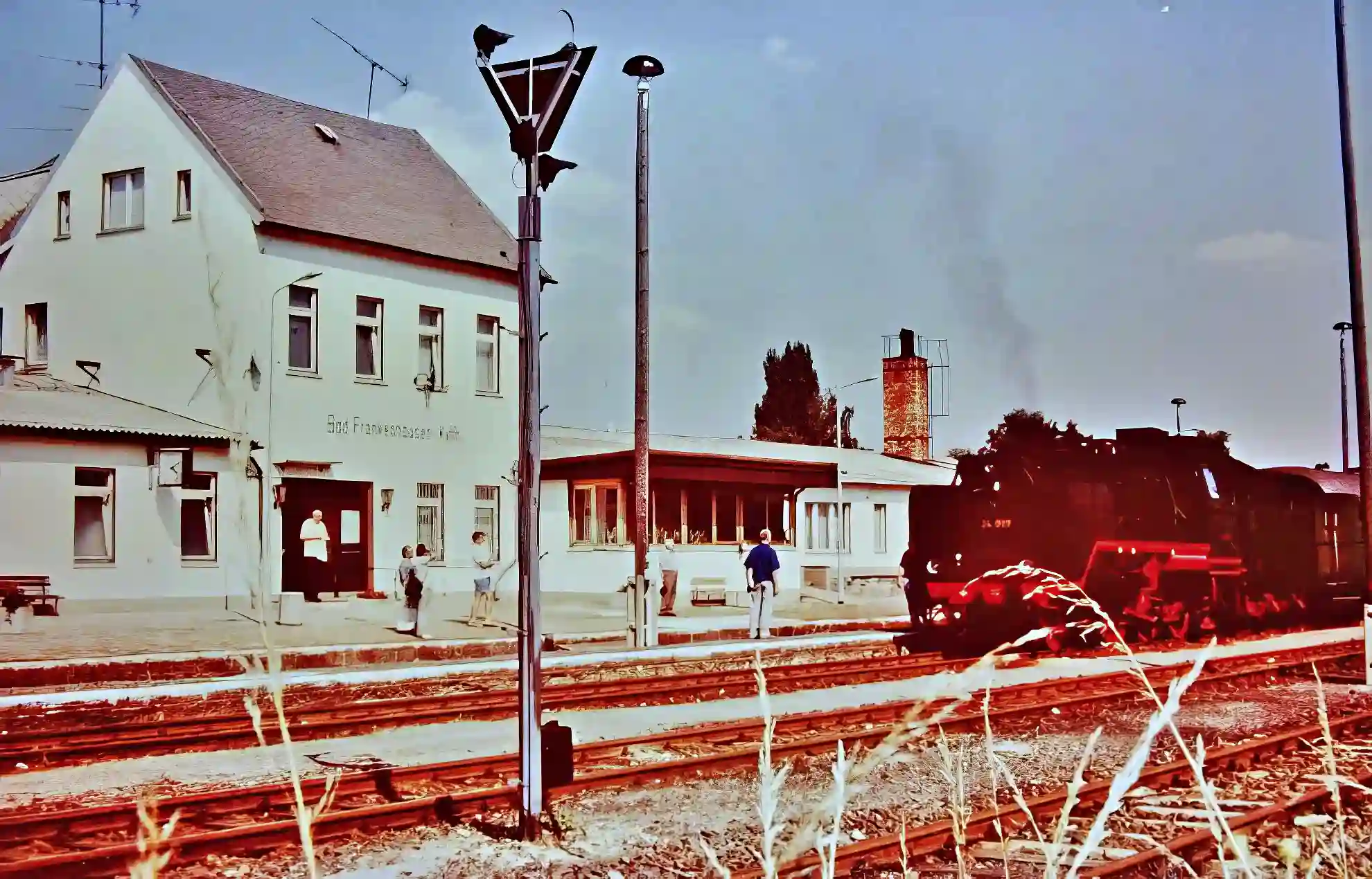 Außenansicht des White Pig im alten Bahnhof Bad Frankenhausen